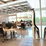 Personas trabajando en la sede de Grupotec
