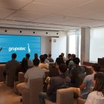 Personas en la sala multiusos de Grupotec