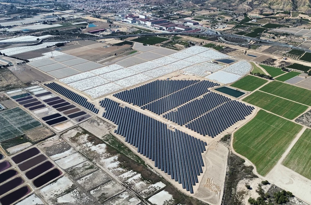 Instalación fotovoltaica de autoconsumo para grupo de alimentación
