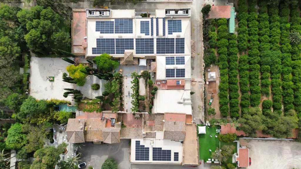 Instalación fotovoltaica y de almacenamiento de autoconsumo en masía de eventos